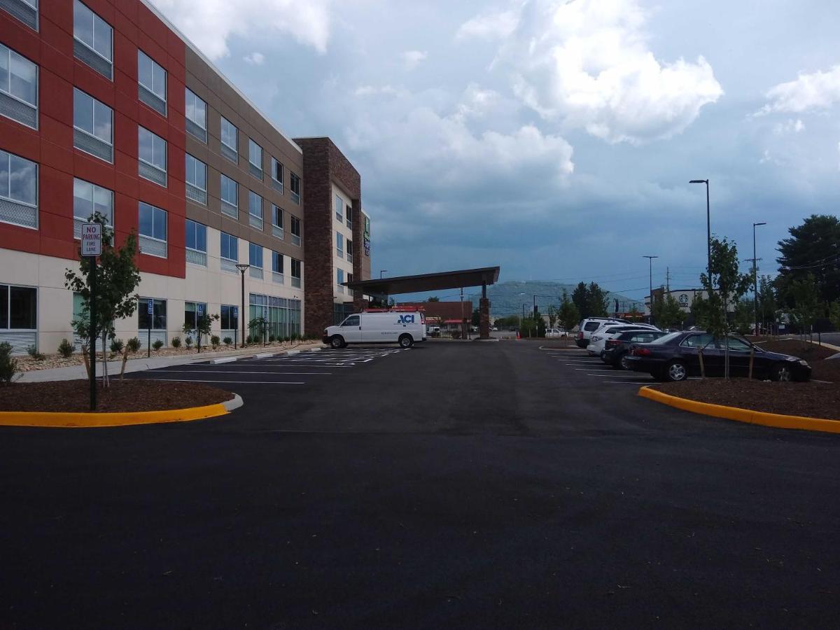 Holiday Inn Express & Suites - Roanoke - Civic Center Экстерьер фото