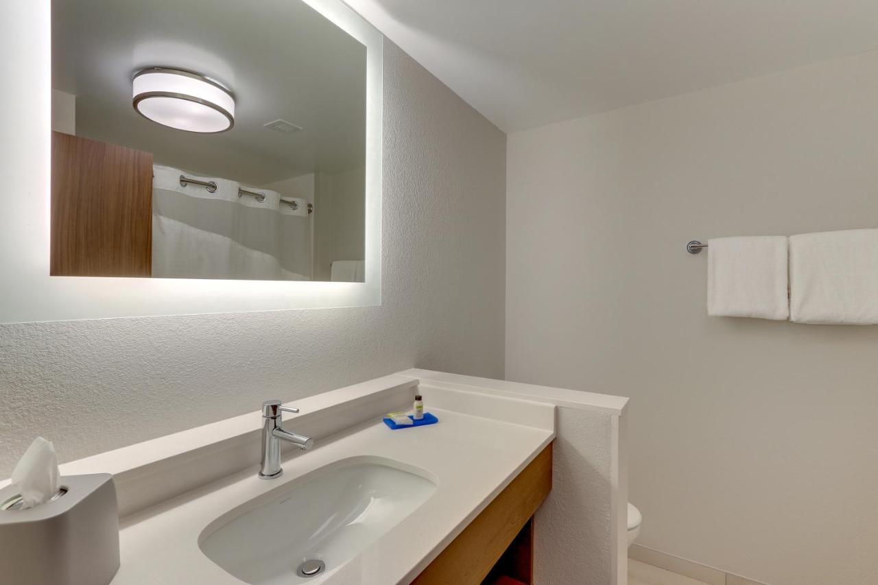Holiday Inn Express & Suites - Roanoke - Civic Center Экстерьер фото