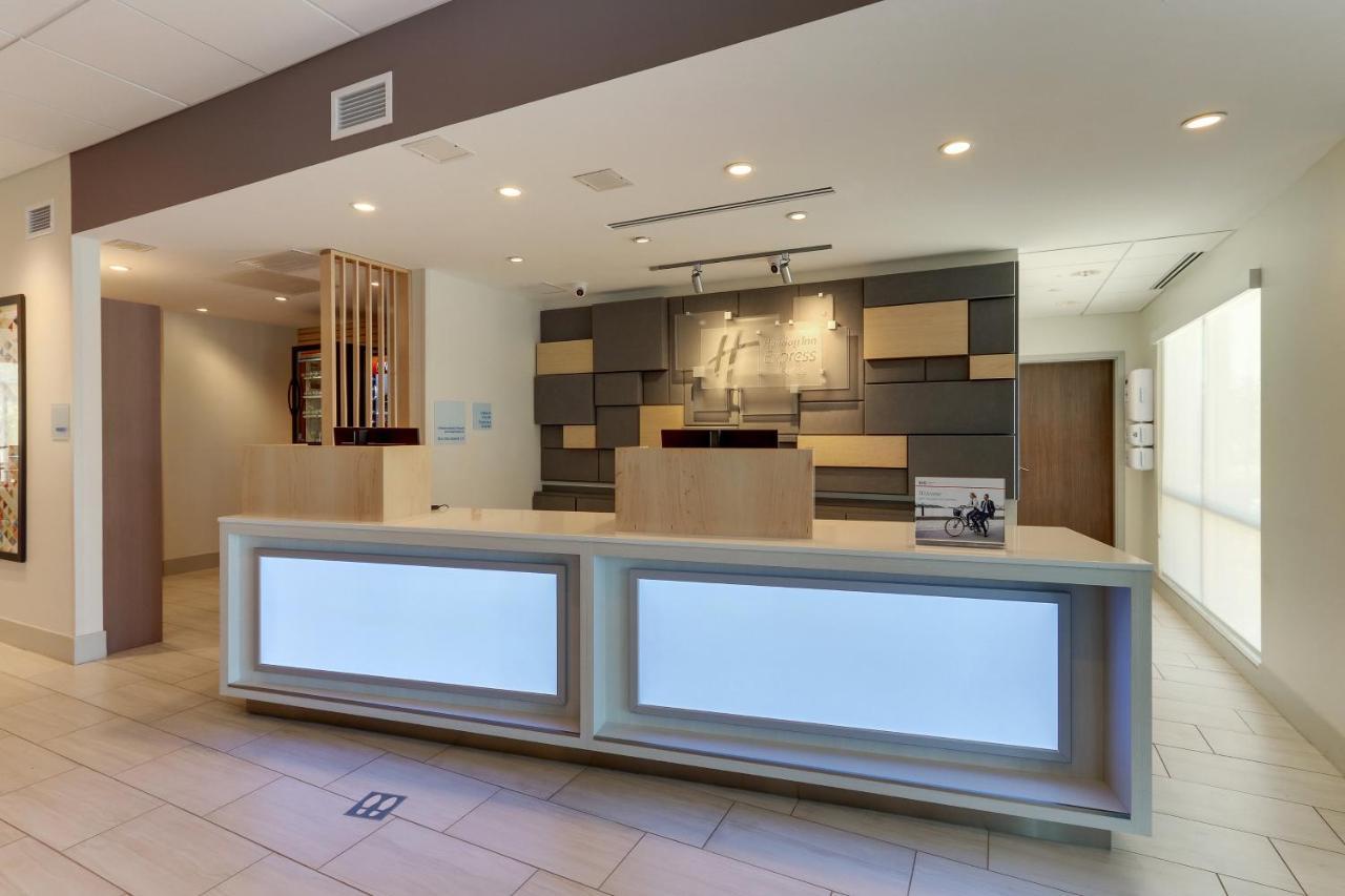 Holiday Inn Express & Suites - Roanoke - Civic Center Экстерьер фото