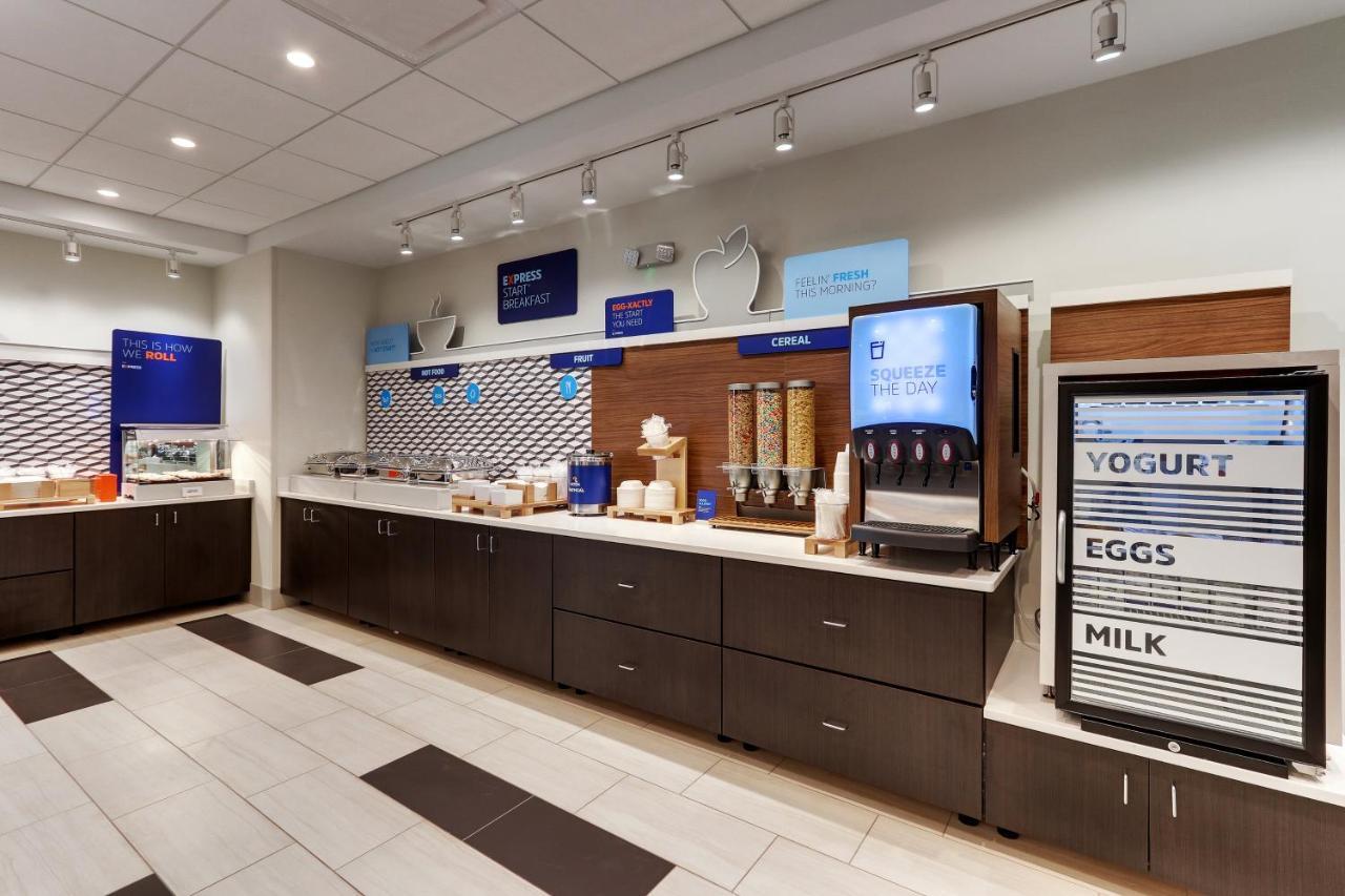 Holiday Inn Express & Suites - Roanoke - Civic Center Экстерьер фото