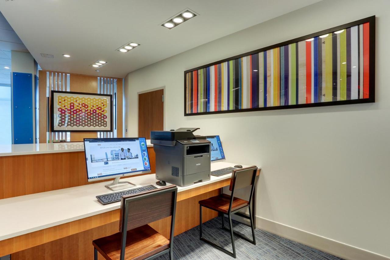 Holiday Inn Express & Suites - Roanoke - Civic Center Экстерьер фото