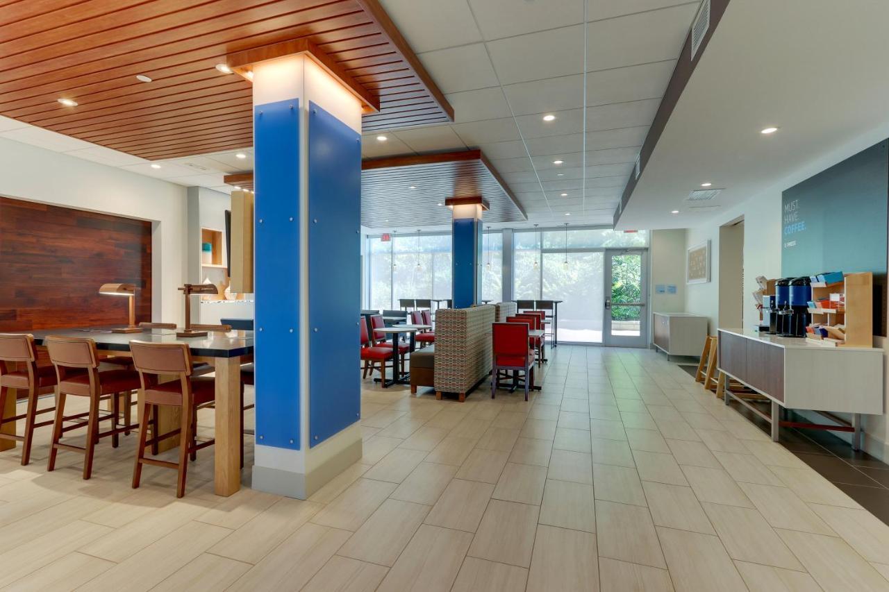 Holiday Inn Express & Suites - Roanoke - Civic Center Экстерьер фото