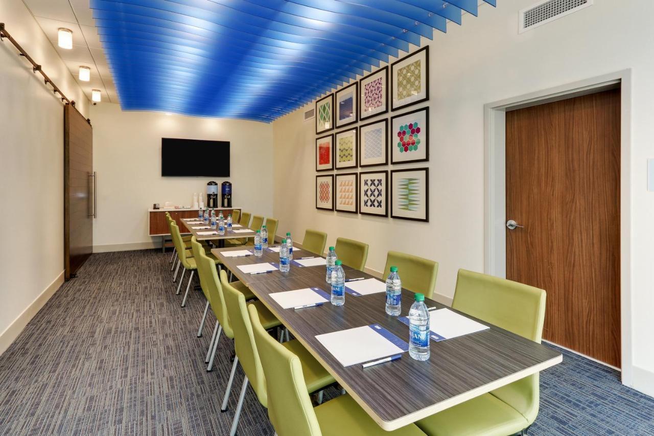 Holiday Inn Express & Suites - Roanoke - Civic Center Экстерьер фото