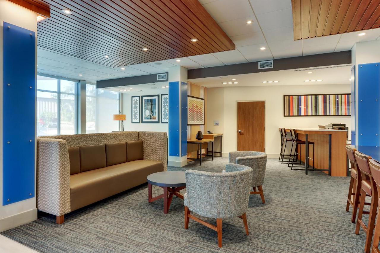 Holiday Inn Express & Suites - Roanoke - Civic Center Экстерьер фото