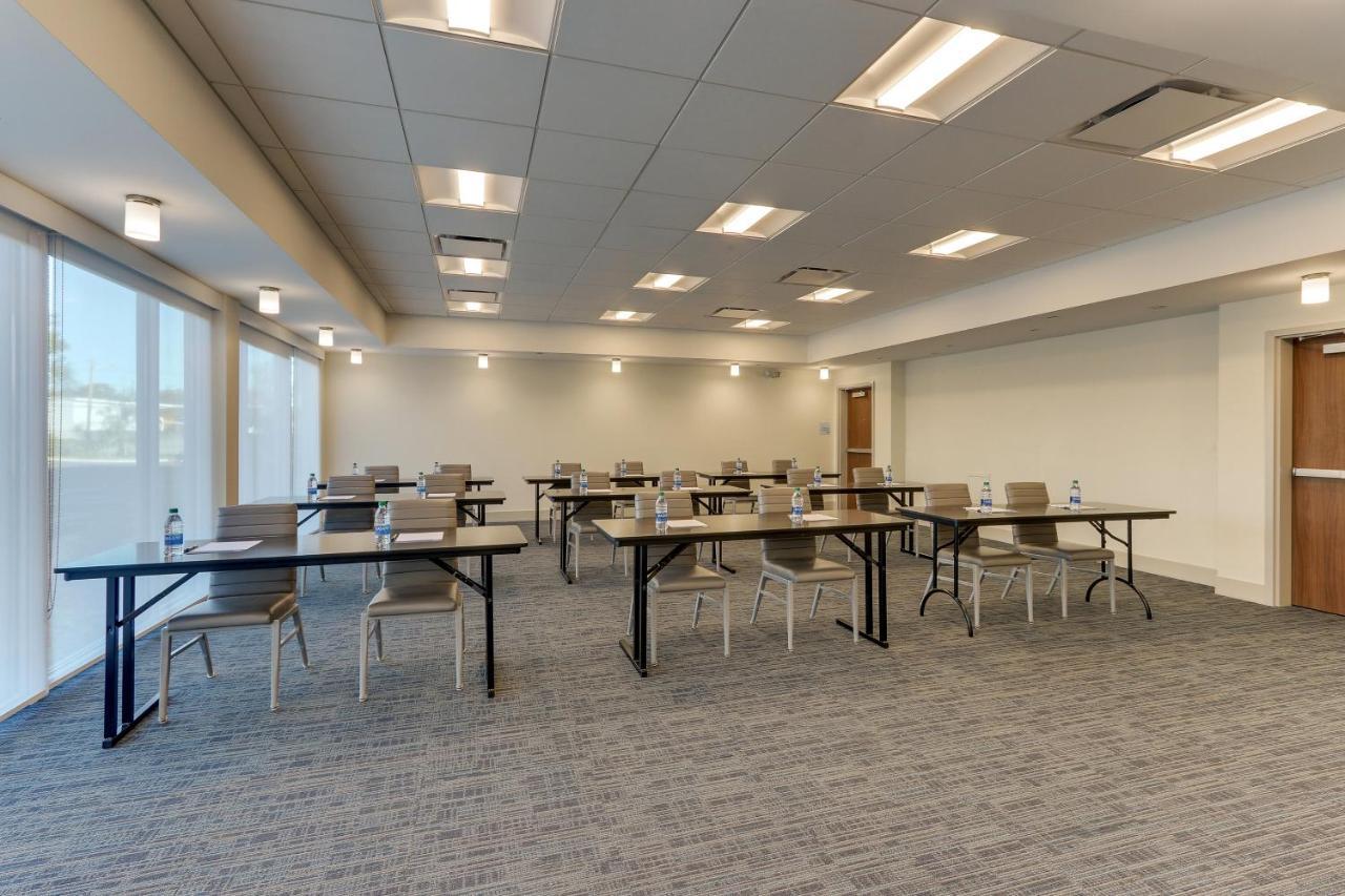 Holiday Inn Express & Suites - Roanoke - Civic Center Экстерьер фото